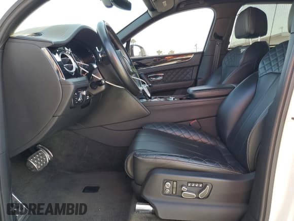 ✅ 2018 Bentley Bentayga Signature • VIN: SJAAC2ZV3JC016779 • Lot: 54077865. Wystawiony na Copart z przebiegiem Nie podano. Bezpłatny archiwum sprzedaży aukcyjnych z USA i szczegółowy raport historii pojazdu na DreamBid. Zdjęcie 7.