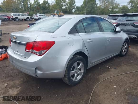 2015 Chevrolet Cruze LT z VIN 1G1PC5SB1F7172502, wystawiony jako IAAI lot #43353575 z przebiegiem 151 816 mil mil oraz . Historia ofert i sprzedaży dostępna na DreamBid. Obrazek 4.