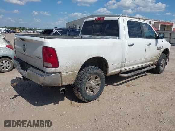 ✅ 2015 Ram 2500 SLT • VIN: 3C6UR5DL9FG638641 • Lot: 42822298. Listed on IAAI with 305,249 mi. Free auction sales archive from the USA and detailed vehicle history report at DreamBid. Image 4.