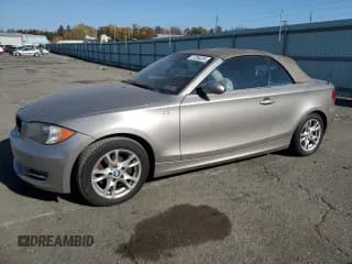 ✅ 2008 BMW 1 Series 128i • VIN: WBAUN13568VH80214 • Lot: 77264334. Wystawiony na Copart z przebiegiem 98 400 mil. Bezpłatny archiwum sprzedaży aukcyjnych z USA i szczegółowy raport historii pojazdu na DreamBid. Zdjęcie 1.