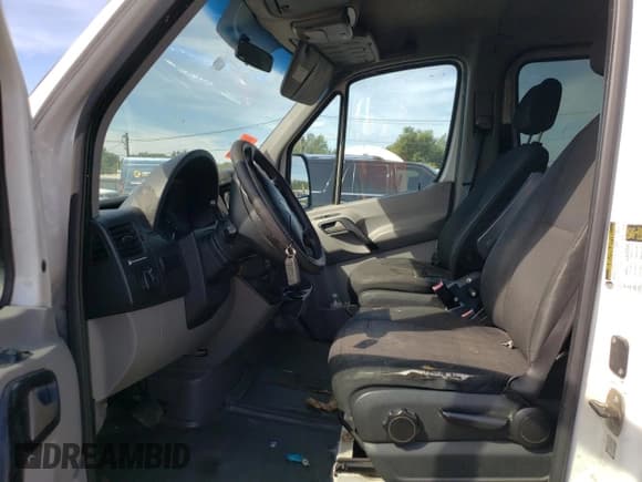 ✅ 2015 Freightliner Sprinter • VIN: WDRPE7DC4FP140811 • Lot: 70560885. Wystawiony na Copart z przebiegiem Nie podano. Bezpłatny archiwum sprzedaży aukcyjnych z USA i szczegółowy raport historii pojazdu na DreamBid. Zdjęcie 7.