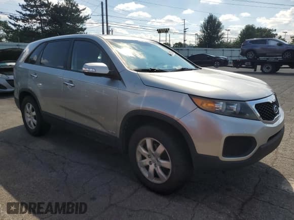 ✅ 2013 Kia Sorento LX • VIN: 5XYKTCA67DG420410 • Лот: 83780345. Опубликован ранее на Copart с пробегом 200 750 миль. Бесплатный доступ к архиву аукционных продаж из США и подробный отчёт об истории автомобиля на DreamBid. Изображение 4.