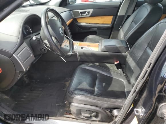 ✅ 2010 Jaguar XF Luxury • VIN: SAJWA0FA0AHR61970 • Lot: 70725545. Wystawiony na Copart z przebiegiem 159 019 mil. Bezpłatny archiwum sprzedaży aukcyjnych z USA i szczegółowy raport historii pojazdu na DreamBid. Zdjęcie 7.