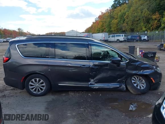✅ 2017 Chrysler Pacifica Touring L • VIN: 2C4RC1BG0HR569513 • Lot: 43516945. Listed on IAAI with 149,013 mi. Free auction sales archive from the USA and detailed vehicle history report at DreamBid. Image 13.