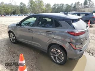 ✅ 2023 Hyundai Kona SE • VIN: KM8K23AG0PU165609 • Лот: 43456264. Опубликован ранее на Copart с пробегом 8 535 миль. Бесплатный доступ к архиву аукционных продаж из США и подробный отчёт об истории автомобиля на DreamBid. Изображение 2.