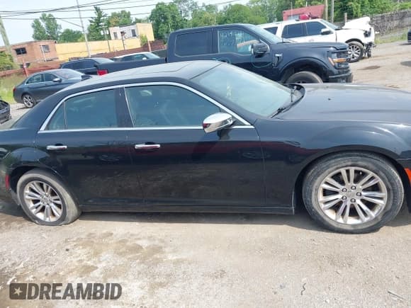 ✅ 2015 Chrysler 300 C • VIN: 2C3CCAEG7FH920622 • Lot: 42862731. Listed on IAAI with 175,438 mi. Free auction sales archive from the USA and detailed vehicle history report at DreamBid. Image 13.