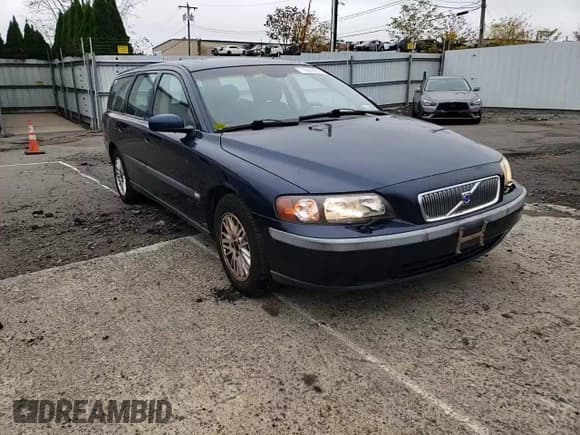 ✅ 2004 Volvo V70 • VIN: YV1SW61T142408577 • Lot: 76028394. Listed on Copart with 106,274 mi. Free auction sales archive from the USA and detailed vehicle history report at DreamBid. Image 10.