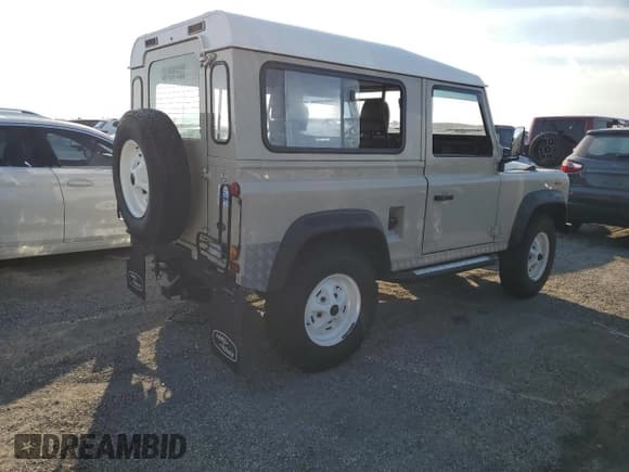 ✅ 1987 Land Rover Defender • VIN: SALLDVAB8AA292973 • Lot: 74849404. Wystawiony na Copart z przebiegiem 367 021 mil. Bezpłatny archiwum sprzedaży aukcyjnych z USA i szczegółowy raport historii pojazdu na DreamBid. Zdjęcie 3.