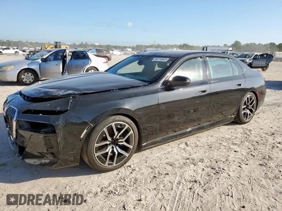 ✅ 2024 BMW i7 xDrive60 • VIN: WBY53EJ04RCP86968 • Lot: 90715645. Wystawiony na Copart z przebiegiem 8 555 mil. Bezpłatny archiwum sprzedaży aukcyjnych z USA i szczegółowy raport historii pojazdu na DreamBid. Zdjęcie 1.