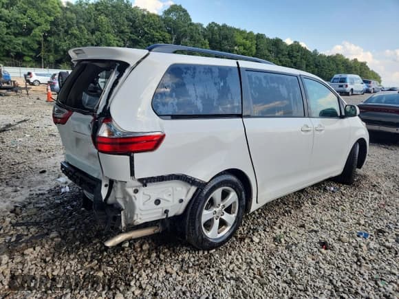 ✅ 2017 Toyota Sienna LE Auto Access Seat • VIN: 5TDKZ3DC7HS781600 • Lot: 70770895. Wystawiony na Copart z przebiegiem 146 070 mil. Bezpłatny archiwum sprzedaży aukcyjnych z USA i szczegółowy raport historii pojazdu na DreamBid. Zdjęcie 3.