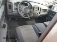 ✅ 2010 Dodge 1500 ST • VIN: 3D7JB1EK6AG127532 • Lot: 84935774. Wystawiony na Copart z przebiegiem 155 977 mil. Bezpłatny archiwum sprzedaży aukcyjnych z USA i szczegółowy raport historii pojazdu na DreamBid. Zdjęcie 8.