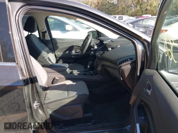 ✅ 2017 Ford Escape SE • VIN: 1FMCU0GD1HUE07982 • Lot: 43512368. Wystawiony na IAAI z przebiegiem 117 330 mil. Bezpłatny archiwum sprzedaży aukcyjnych z USA i szczegółowy raport historii pojazdu na DreamBid. Zdjęcie 5.