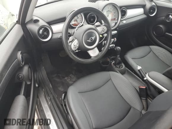 ✅ 2008 MINI Hardtop • VIN: WMWMF335X8TT62644 • Lot: 70871055. Wystawiony na Copart z przebiegiem 74 629 mil. Bezpłatny archiwum sprzedaży aukcyjnych z USA i szczegółowy raport historii pojazdu na DreamBid. Zdjęcie 8.