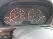 ✅ 2015 BMW 3 Series 320i xDrive • VIN: WBA3C3G56FNS73749 • Lot: 49975215. Wystawiony na Copart z przebiegiem Nie podano. Bezpłatny archiwum sprzedaży aukcyjnych z USA i szczegółowy raport historii pojazdu na DreamBid. Zdjęcie 9.