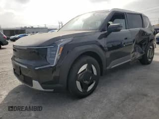 ✅ 2025 Kia EV9 Wind • VIN: 5XYAFFS55SG003519 • Lot: 64262335. Wystawiony na Copart z przebiegiem 2 454 mil. Bezpłatny archiwum sprzedaży aukcyjnych z USA i szczegółowy raport historii pojazdu na DreamBid. Zdjęcie 1.