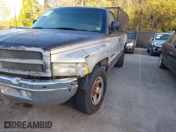 ✅ 1998 Dodge 1500 • VIN: 3B7HC16Y6WM240480 • Lot: 43517439. Wystawiony na IAAI z przebiegiem 142 366 mil. Bezpłatny archiwum sprzedaży aukcyjnych z USA i szczegółowy raport historii pojazdu na DreamBid. Zdjęcie 6.