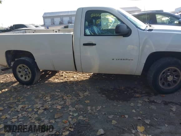 2010 Chevrolet Silverado 1500 Work Truck z VIN 1GCPCPEA1AZ215626, wystawiony jako IAAI lot #43373577 z przebiegiem 286 892 mil mil oraz . Historia ofert i sprzedaży dostępna na DreamBid. Obrazek 12.