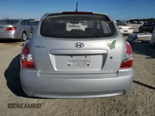 2008 Hyundai Accent GS z VIN KMHCM36C08U073616, wystawiony jako Copart lot #78101524 z przebiegiem 82 979 mil mil oraz Czysty tytuł • Clean title. Historia ofert i sprzedaży dostępna na DreamBid. Obrazek 6.