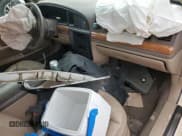 ✅ 1998 Lincoln Continental • VIN: 1LNFM97V5WY720999 • Лот: 84705054. Опубликован ранее на Copart с пробегом Не указан. Бесплатный доступ к архиву аукционных продаж из США и подробный отчёт об истории автомобиля на DreamBid. Изображение 8.