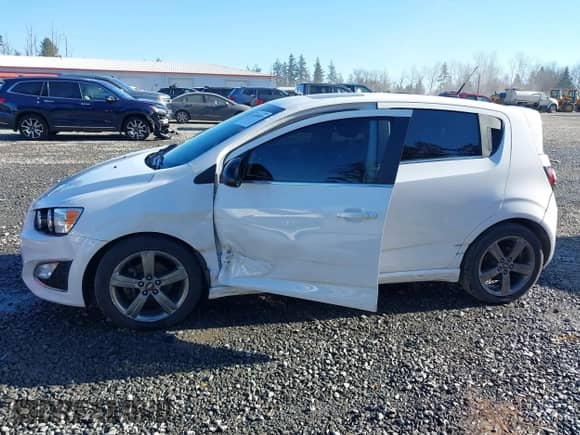 ✅ 2013 Chevrolet Sonic RS • VIN: 1G1JG6SB1D4234804 • Lot: 41430485. Wystawiony na IAAI z przebiegiem 68 027 mil mil. Skorzystaj z bezpłatnego archiwum sprzedaży aukcyjnych z USA i zobacz szczegółowy raport historii pojazdu na DreamBid. Zdjęcie 14.