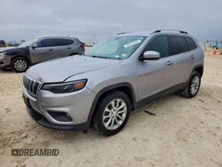 ✅ 2019 Jeep Cherokee Latitude • VIN: 1C4PJLCB9KD164899 • Lot: 92623635. Wystawiony na Copart z przebiegiem 88 838 mil. Bezpłatny archiwum sprzedaży aukcyjnych z USA i szczegółowy raport historii pojazdu na DreamBid. Zdjęcie 1.