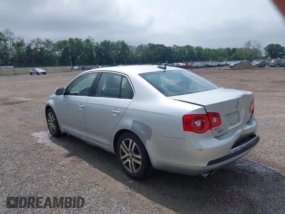 ✅ 2005 Volkswagen Jetta 2.5L • VIN: 3VWDF71K25M610900 • Лот: 42834187. Опубликован ранее на IAAI с пробегом 127 701 миль. Бесплатный доступ к архиву аукционных продаж из США и подробный отчёт об истории автомобиля на DreamBid. Изображение 3.