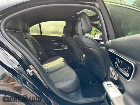 ✅ 2024 Mercedes-Benz C 300 • VIN: W1KAF4HB1RR184850 • Lot: 69007255. Wystawiony na Copart z przebiegiem 25 664 mil. Bezpłatny archiwum sprzedaży aukcyjnych z USA i szczegółowy raport historii pojazdu na DreamBid. Zdjęcie 7.