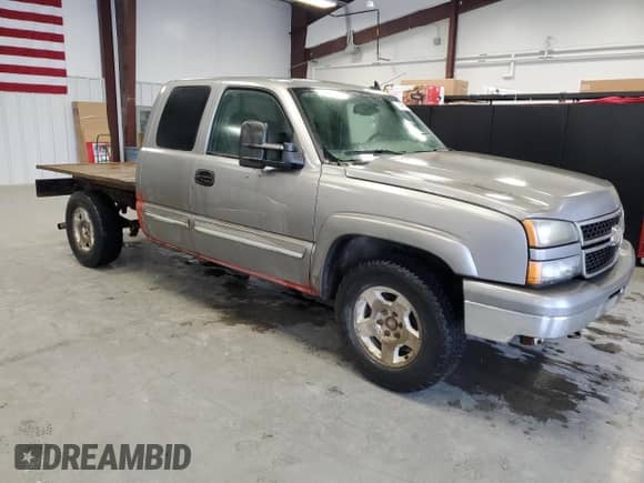 ✅ 2006 Chevrolet Silverado 1500 LS • VIN: 2GCEK19B361143788 • Lot: 78430914. Wystawiony na Copart z przebiegiem Nie podano mil. Skorzystaj z bezpłatnego archiwum sprzedaży aukcyjnych z USA i zobacz szczegółowy raport historii pojazdu na DreamBid. Zdjęcie 4.