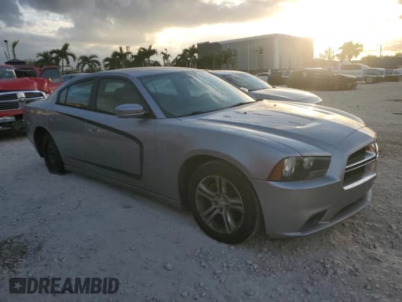 ✅ 2014 Dodge Charger SE • VIN: 2C3CDXBG3EH197743 • Lot: 91448905. Wystawiony na Copart z przebiegiem 147 974 mil. Bezpłatny archiwum sprzedaży aukcyjnych z USA i szczegółowy raport historii pojazdu na DreamBid. Zdjęcie 4.
