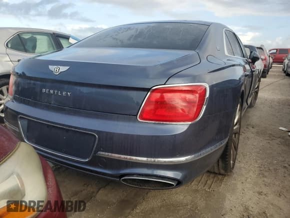 ✅ 2020 Bentley Flying Spur W12 • VIN: SCBBB6ZGXLC079916 • Lot: 74063544. Wystawiony na Copart z przebiegiem Nie podano. Bezpłatny archiwum sprzedaży aukcyjnych z USA i szczegółowy raport historii pojazdu na DreamBid. Zdjęcie 6.