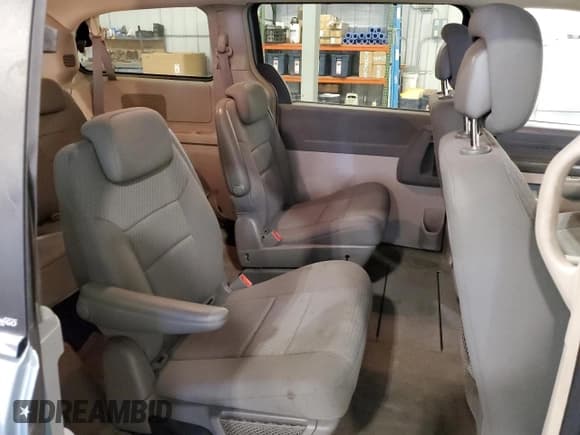 ✅ 2010 Chrysler Town & Country LX • VIN: 2A4RR2D16AR330223 • Lot: 65632355. Wystawiony na Copart z przebiegiem 95 074 mil. Bezpłatny archiwum sprzedaży aukcyjnych z USA i szczegółowy raport historii pojazdu na DreamBid. Zdjęcie 11.