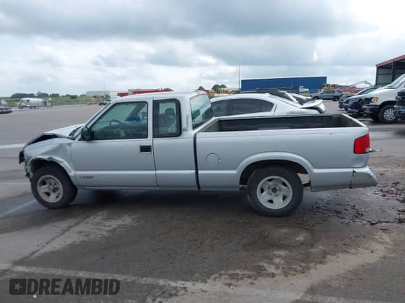 1997 Chevrolet S-10 LS with VIN 1GCCS19X0V8189366, listed as a IAAI auction lot 42729297 with 190,332 mi miles and . Bid and sale history available at DreamBid. Image 15.