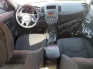 ✅ 2013 Kia Soul • VIN: KNDJT2A57D7579373 • Lot: 82697335. Wystawiony na Copart z przebiegiem 277 126 mil. Bezpłatny archiwum sprzedaży aukcyjnych z USA i szczegółowy raport historii pojazdu na DreamBid. Zdjęcie 8.