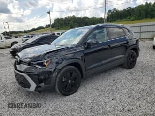 ✅ 2025 Volkswagen Taos SE • VIN: 3VVEC7B26SM037849 • Лот: 66216965. Опубликован ранее на Copart с пробегом 3 617 миль. Бесплатный доступ к архиву аукционных продаж из США и подробный отчёт об истории автомобиля на DreamBid. Изображение 1.