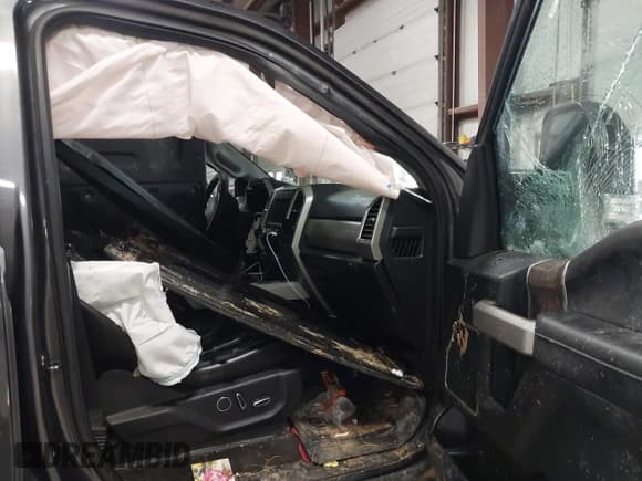 ✅ 2018 Ford F-250 XL • VIN: 1FT7W2BT0JEB71240 • Lot: 41740430. Wystawiony na IAAI z przebiegiem 89 803 mil. Bezpłatny archiwum sprzedaży aukcyjnych z USA i szczegółowy raport historii pojazdu na DreamBid. Zdjęcie 5.