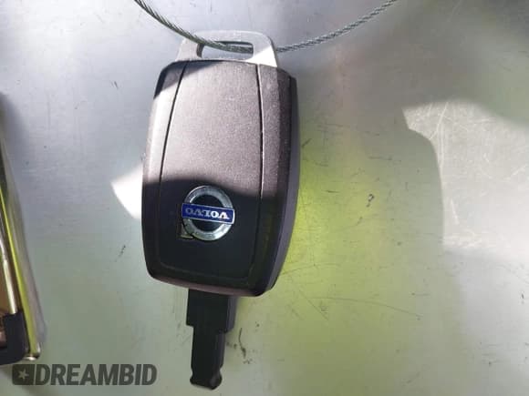 ✅ 2011 Volvo C70 • VIN: YV1672MC6BJ108927 • Лот: 43517736. Опубликован ранее на IAAI с пробегом 183 156 миль. Бесплатный доступ к архиву аукционных продаж из США и подробный отчёт об истории автомобиля на DreamBid. Изображение 11.