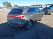 ✅ 2017 Lincoln MKC Select • VIN: 5LMCJ2D97HUL00792 • Лот: 43548211. Опубликован ранее на IAAI с пробегом 91 113 миль. Бесплатный доступ к архиву аукционных продаж из США и подробный отчёт об истории автомобиля на DreamBid. Изображение 4.