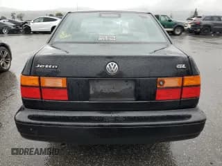 ✅ 1997 Volkswagen Jetta • VIN: 3VWRB81H2VM070024 • Lot: 49230155. Wystawiony na Copart z przebiegiem Nie podano. Bezpłatny archiwum sprzedaży aukcyjnych z USA i szczegółowy raport historii pojazdu na DreamBid. Zdjęcie 6.