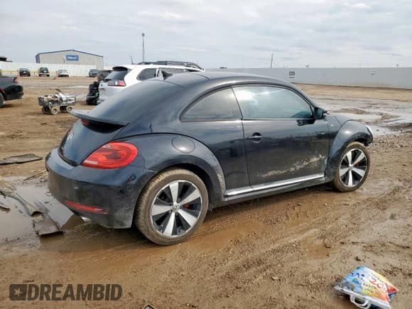 ✅ 2014 Volkswagen Beetle Turbo R-Line • VIN: 3VWVS7AT2EM615023 • Lot: 82318335. Wystawiony na Copart z przebiegiem 72 517 mil. Bezpłatny archiwum sprzedaży aukcyjnych z USA i szczegółowy raport historii pojazdu na DreamBid. Zdjęcie 3.