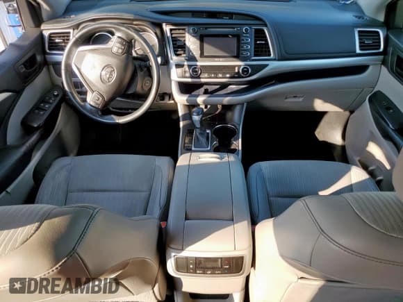 ✅ 2015 Toyota Highlander LE Plus • VIN: 5TDZKRFH2FS079339 • Lot: 80948995. Wystawiony na Copart z przebiegiem 148 766 mil. Bezpłatny archiwum sprzedaży aukcyjnych z USA i szczegółowy raport historii pojazdu na DreamBid. Zdjęcie 8.