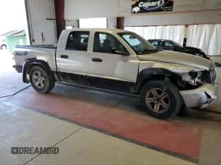 2007 Dodge Dakota ST z VIN 1D7HW28K57S267433, wystawiony jako Copart lot #55449574 z przebiegiem 196 488 mil mil oraz Szkoda całkowita • Salvage title. Historia ofert i sprzedaży dostępna na DreamBid. Obrazek 4.