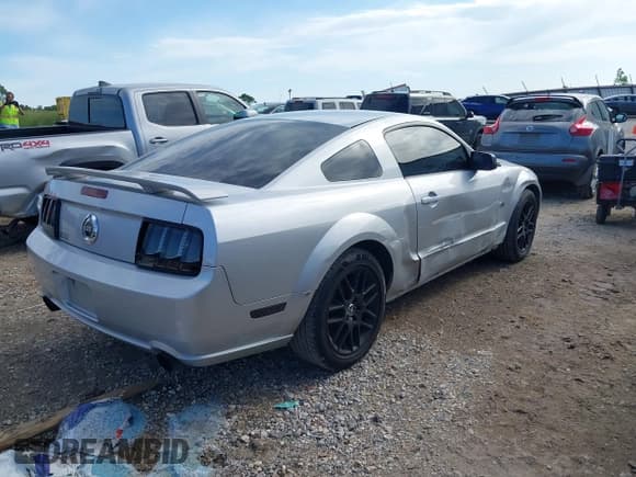 ✅ 2005 Ford Mustang GT Deluxe • VIN: 1ZVFT82H555245659 • Lot: 42318112. Listed on IAAI with 162,749 mi. Free auction sales archive from the USA and detailed vehicle history report at DreamBid. Image 4.