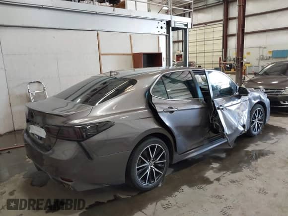 2021 Toyota Camry SE with VIN 4T1G11BK1MU040291, listed as a IAAI auction lot 42707325 with 39,267 mi miles and . Bid and sale history available at DreamBid. Image 4.