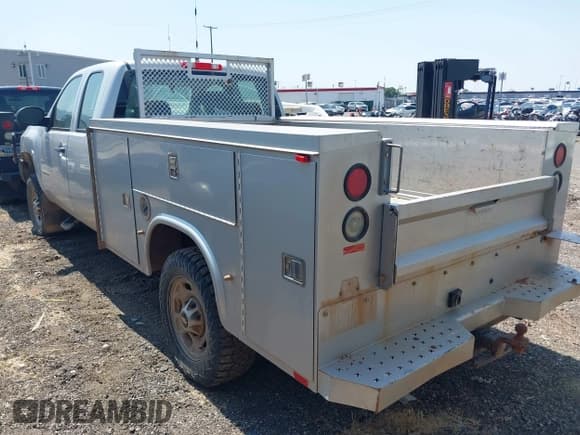 ✅ 2011 Chevrolet Silverado 2500HD • VIN: 1GB2KVCG0BZ409840 • Lot: 42557164. Wystawiony na IAAI z przebiegiem Nie podano. Bezpłatny archiwum sprzedaży aukcyjnych z USA i szczegółowy raport historii pojazdu na DreamBid. Zdjęcie 3.
