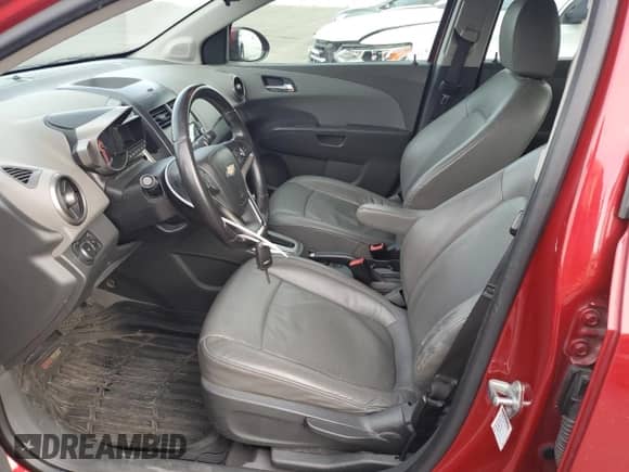 2012 Chevrolet Sonic LTZ z VIN 1G1JE5SBXC4196374, wystawiony jako Copart lot #84453444 z przebiegiem 148 376 mil mil oraz Szkoda całkowita • Salvage title. Historia ofert i sprzedaży dostępna na DreamBid. Obrazek 7.