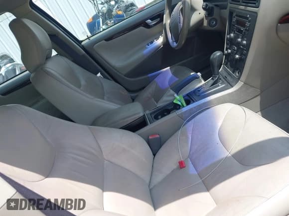 ✅ 2004 Volvo V70 • VIN: YV1SW64A042429186 • Lot: 42424711. Listed on IAAI with 195,146 mi. Free auction sales archive from the USA and detailed vehicle history report at DreamBid. Image 5.