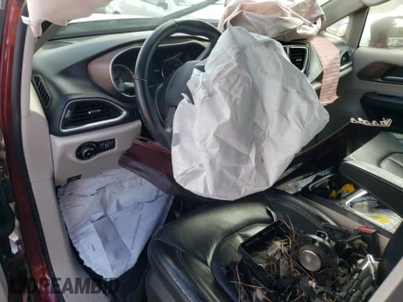 ✅ 2018 Chrysler Pacifica Touring L Plus • VIN: 2C4RC1EGXJR116582 • Lot: 90655825. Wystawiony na Copart z przebiegiem Nie podano. Bezpłatny archiwum sprzedaży aukcyjnych z USA i szczegółowy raport historii pojazdu na DreamBid. Zdjęcie 8.