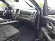 2019 Ram 1500 Big Horn z VIN 1C6SRFFT2KN911978, wystawiony jako IAAI lot #42483116 z przebiegiem 123 639 mil mil oraz . Historia ofert i sprzedaży dostępna na DreamBid. Obrazek 5.