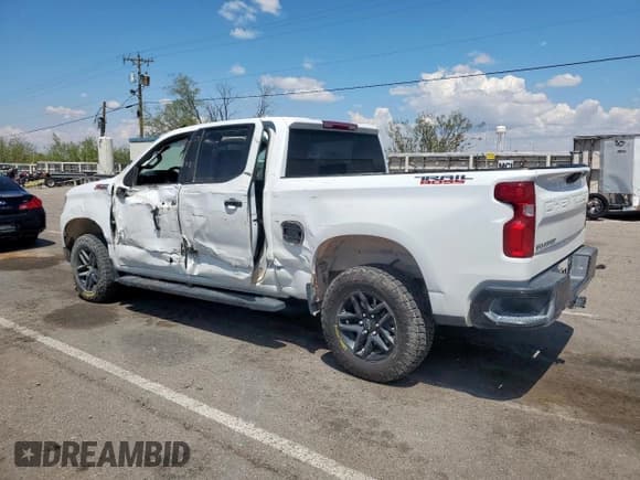 ✅ 2024 Chevrolet Silverado 1500 LT Trail Boss • VIN: 3GCUDFEDXRG243117 • Lot: 69073085. Wystawiony na Copart z przebiegiem 61 981 mil. Bezpłatny archiwum sprzedaży aukcyjnych z USA i szczegółowy raport historii pojazdu na DreamBid. Zdjęcie 2.