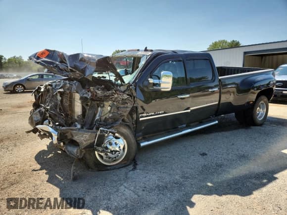 ✅ 2012 GMC Sierra 3500HD Denali • VIN: 1GT426C81CF185323 • Лот: 70490885. Опубликован ранее на Copart с пробегом Не указан. Бесплатный доступ к архиву аукционных продаж из США и подробный отчёт об истории автомобиля на DreamBid. Изображение 1.